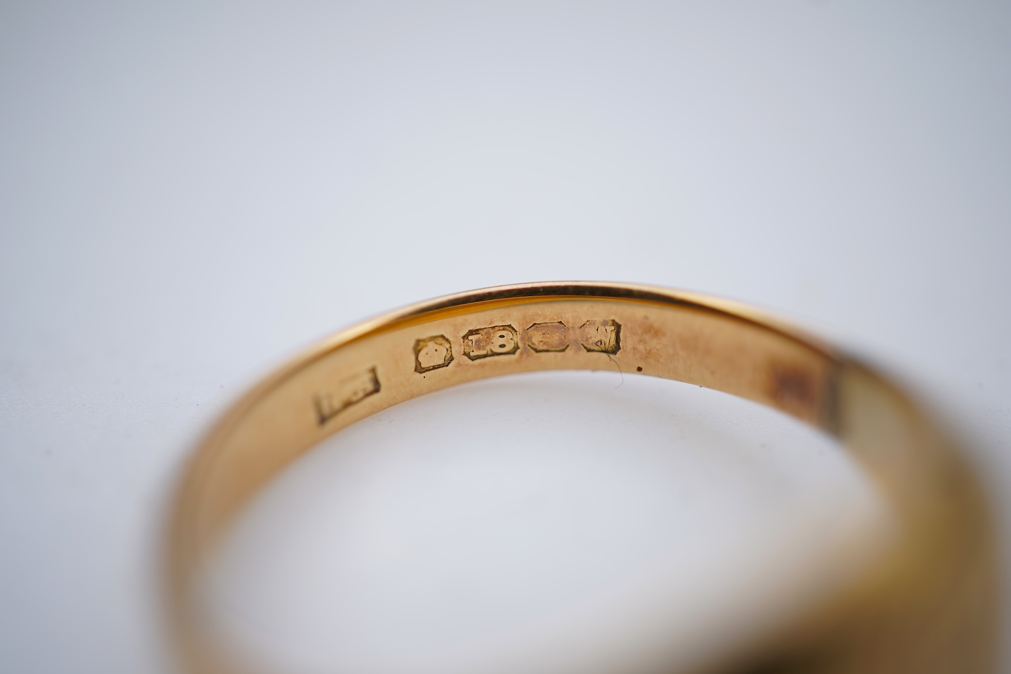 An 18ct gold signet ring